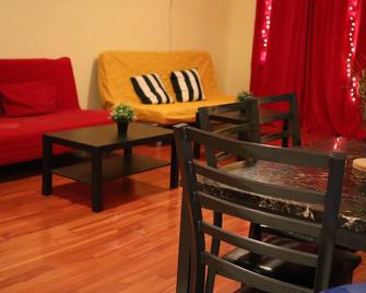 Massive 2 Br 2 Bath 15 Min To Midtown In Vibrant Neighborhood - Nowy Jork - Pokój dzienny