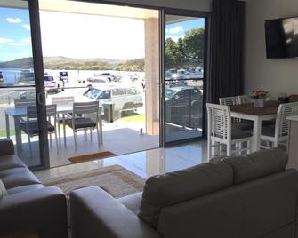 Swansea Lakeside Sunsets Are Two Villas, On The Shores Of Lake Macquarie - Swansea - Sufragerie