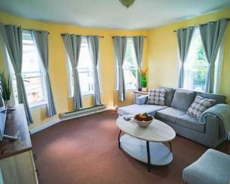 1-Bedroom Apartment with Sofa bed in City Island - Bronx - Sala de estar