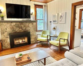 4 Br + Coffee Bar + Firepit + Disc Golf - Sleeps 8 - Baileys Harbor - Obývací pokoj