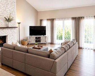 Newly Remodeled in Pistakee Bay on the Chain O' Lakes - McHenry - Obývací pokoj