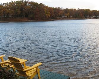 Getaway On The Lake. Cozy Pet-Friendly Cabin 2 Hours From Chicago. Firepit! - Paw Paw - Strand