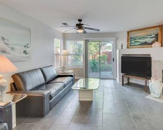 4 Mi to San Joaquin River Peaceful Patterson Home - Patterson - Living room