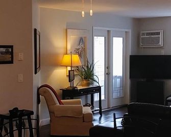 Executive Lakeshore Condo bordering the lake, the KVR trail and Lions Gardens. - Okanagan Falls - Living room