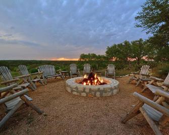Cozy 1-bedroom cottage with outdoor fire pit - Kyle