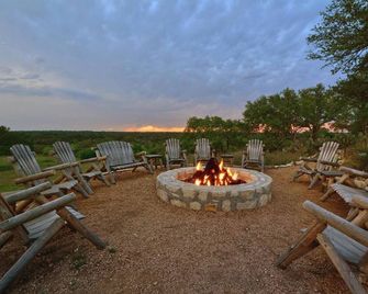 Cozy 1-bedroom cottage with outdoor fire pit - Kyle - Terasa