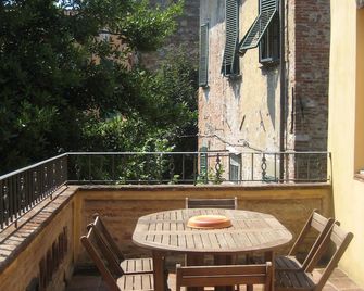 Beautifully Renovated Apartment Inside The Walls With Large and Sunny Terrace - Lucca - Balkon