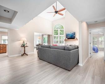 The Cozy Cottage - 10 Min From Unc - Chapel Hill - Living room