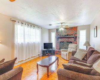 Inviting Vicksburg Home w/ Patio + Charcoal Grill! - Vicksburg - Living room