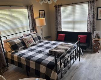 Cozy, cute studio! Safe and quiet neighborhood, Comfy bed; Near downtown! - Bentonville - Bedroom