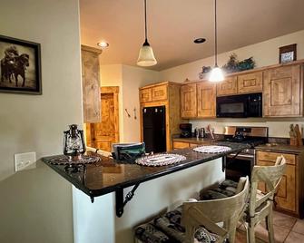 River Ranch Guest House right next to the East Gallatin River - Belgrade - Kitchen