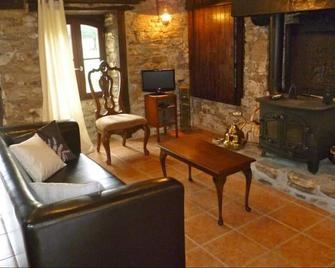 Holiday Cottage with Scandinavian Hot Tub located in Bussiere Poitevine - Bussière-Poitevine - Sala de estar