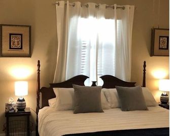 Newly renovated 2 bedroom house with king beds - Big Spring - Makuuhuone