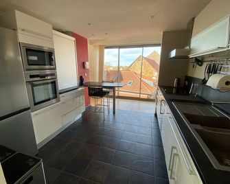 B&B - Villa des Remparts - Ardres proche Calais-St Omer-Dunkerque - Ardres - Kitchen