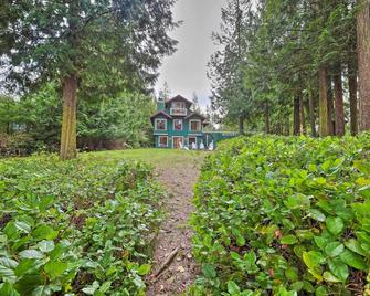 Lopez Island Hideaway with Coastal Views and Deck! - Lopez Island - Outdoors view