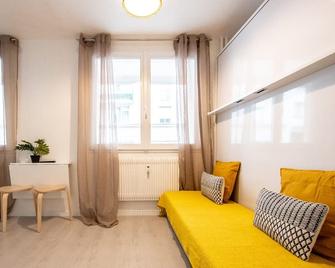 Le Paul B - Yellow - Lyon - Living room