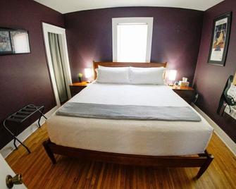 Steps to Downtown Iowa City, Cozy and Colorful! - Iowa City - Bedroom