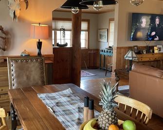 Cozy cabin near Ennis lake, MT with open views of sunrise and sunset! - McAllister - Comedor