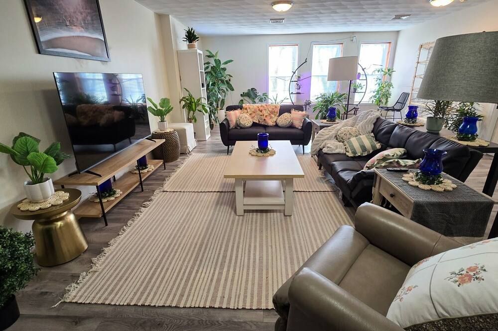 • Botanical Retreat - Spacious 2BR - Walk to Downtown Hollidaysburg