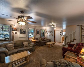 Friends Lodge - North Wawona - Lounge