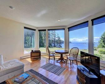 Pacific Coast Beach House - Sooke - Living room