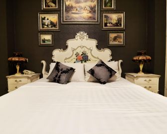The Victoria Luxurious Guest House - Bandung - Bedroom