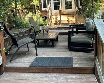 Cozy Creekside Cabin in Santa Cruz Mountains - Soquel - Patio