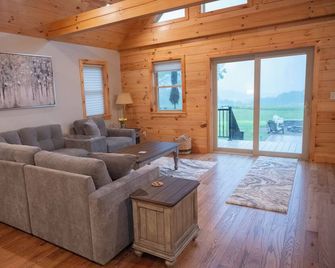 Grand View Lodge, Fantastic new custom built home with lake view! - Huntingdon - Huiskamer