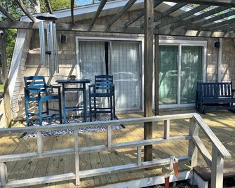 Charming Beach Bungalow in the Heart of it All - No Pet Fee! - Oak Island - Patio