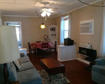 Picturesque Lake Front Cottage - Floral City - Living room