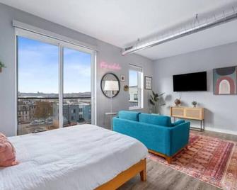 CozySuites at Lawrenceville - Pittsburgh - Bedroom