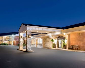Days Inn by Wyndham Dubuque - Dubuque - Building