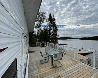 Waterfront Remote (boat access) RV on Dogtooth Lake, ON - Kenora - Balkón