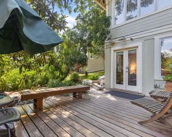 Tiny Tasteful 1 - Downtown - Austin - Patio