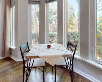 Grosse Pointe Retreat | 3br, Sleeps 8 & Relaxing - Grosse Pointe - Dining room