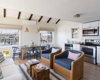 The Cottages at Nantucket Boat Basin - Nantucket - Living room
