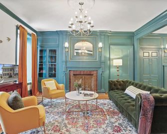 The Doctor’s House: 4BR, Historic Elegance & Downtown Adventure - Sleeps 9! - Shippensburg - Lounge