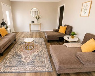 Charming 3 bdr house in Irmo min from Columbia airport, lakes, Columbia downtown - Irmo - Living room