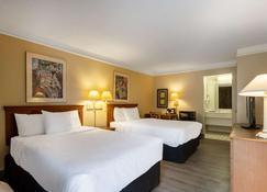 Econo Lodge - Savannah - Bedroom
