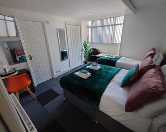 High Tide Hotel OYO - Blackpool - Bedroom