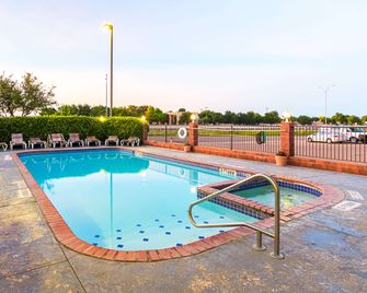 Quality Suites Lubbock Southwest - לאבוק - בריכה