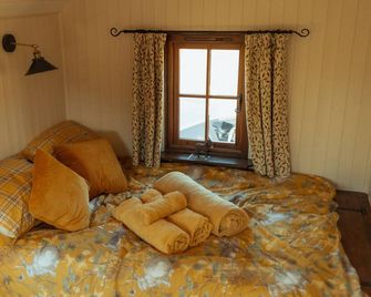 Glamping in Wiltshire in our luxury Shepherds Hut - Chippenham