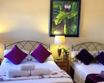 A Touch Of Class To Your Stay-Our Iconic Egg Chair. - Basseterre - Bedroom