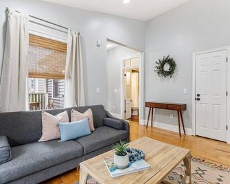 Spacious and Quiet One Block off King Street - Charleston - Pokój dzienny