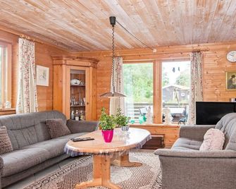 8 Person Holiday Home in Ebeltoft - Ebeltoft - Вітальня