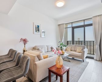 3br Elegant Haven W/ Gym, Pool & 2 Parking Spaces - Dubai - Wohnzimmer