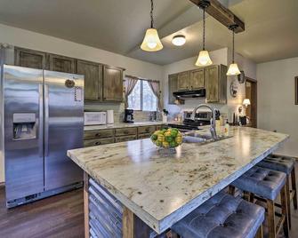 Private Cabin, 5-Min Drive to Hot Springs & Golf! - Garden Valley - Kitchen