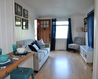 Simply Adorable And Close To Beach, Restaurants,brew Pub, Theater, Shops And All - Seaside - Living room