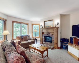 Ski-in/ski-out Jay Peak Resort condo near water park, ice skating, & hiking - Jay - Living room