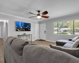 New! Last Minute Booking Discount. Updat - Tallahassee - Living room